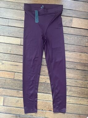 SKIMS NikeSKIMS Currant Shine V-Panel Leggings 26” Size Small NWT
